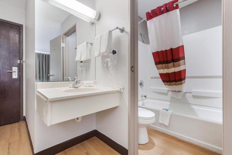 Люкс, Red Roof Inn & Suites Omaha  Council Bluffs