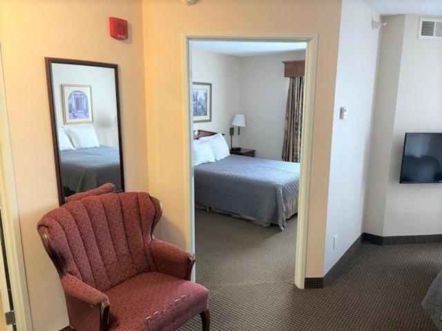 Люкс 2 Спальни, River Hills Hotel  Mankato