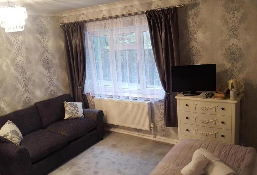 ファミリールーム, The Paddocks