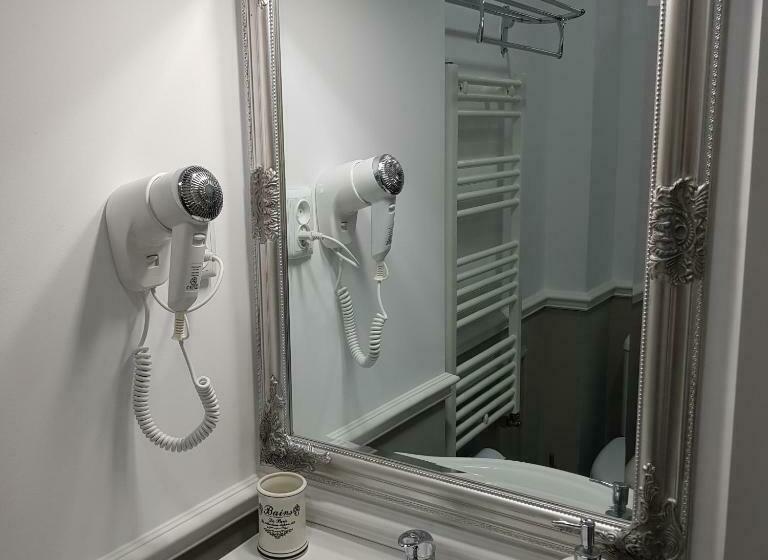 Quarto Familiar, Casa Trei Frati