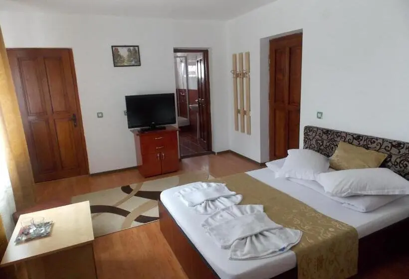 Sviitti 2 Makuuhuonetta, Pensiunea Paradis