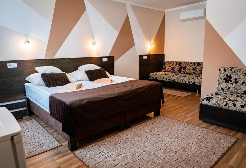 家庭间, Oázis Panzió