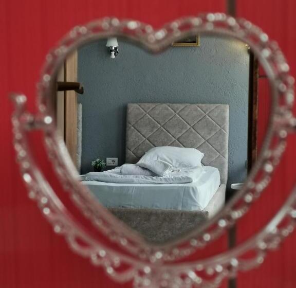 اتاق راحتی سه تخته, Rosi