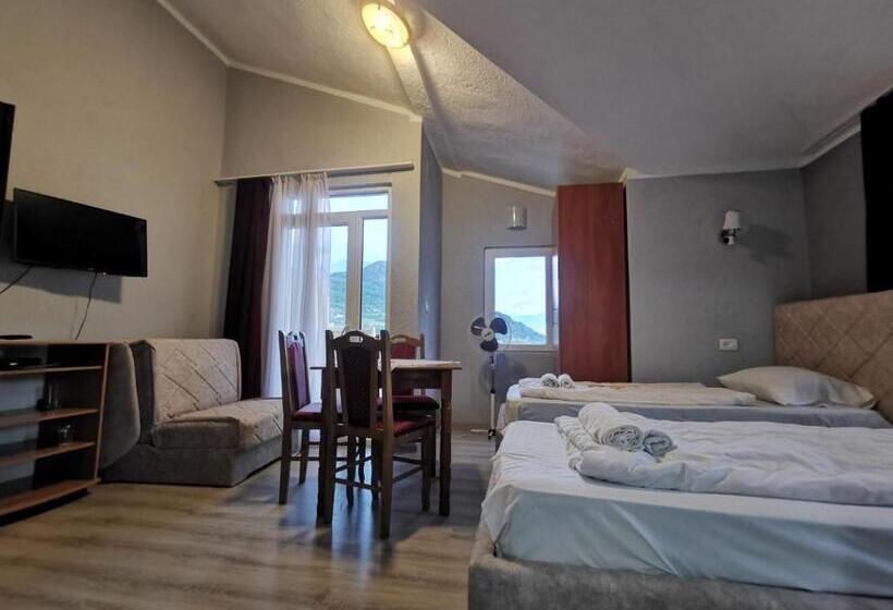 اتاق خانوادگی با چشمانداز کوه, Rosi