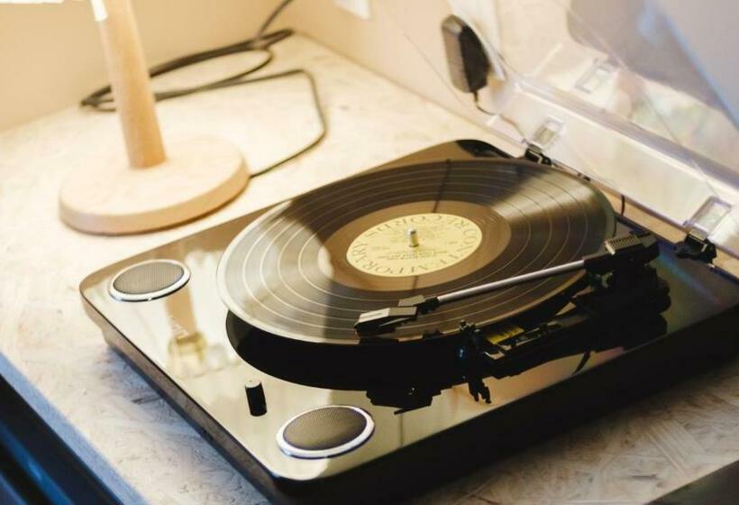 غرفة قياسية, Miss Morgan