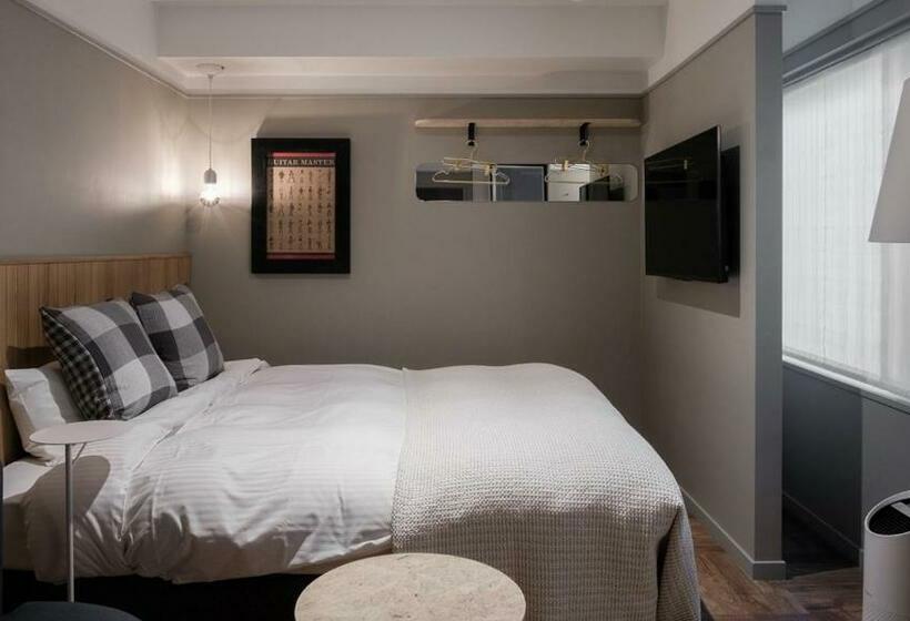 غرفة قياسية, Miss Morgan