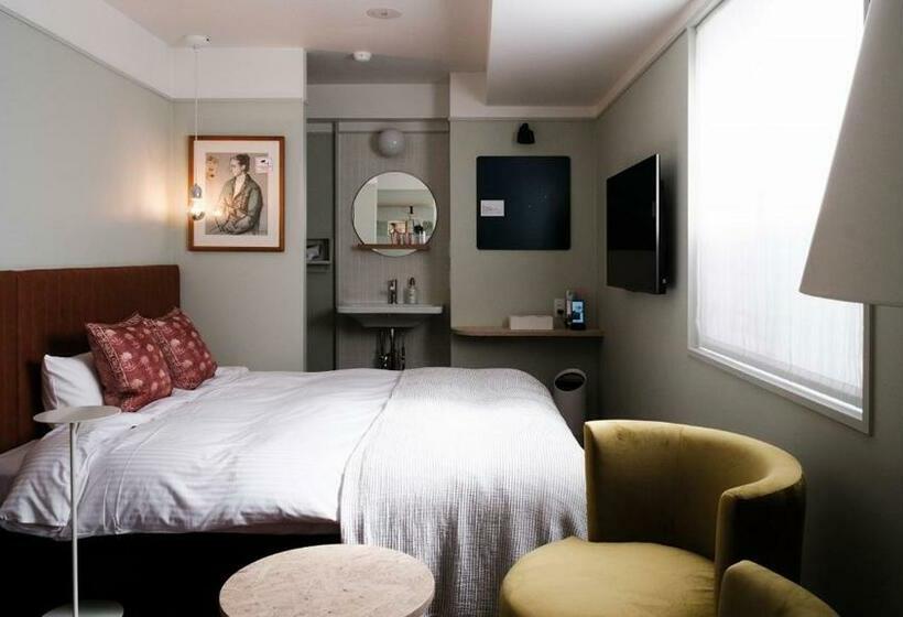 غرفة قياسية, Miss Morgan