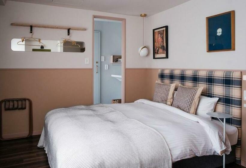 غرفة قياسية, Miss Morgan