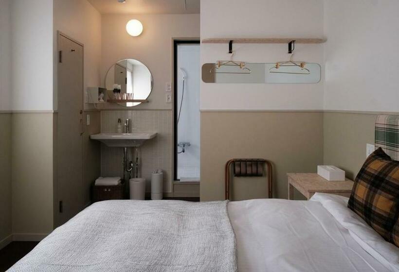 غرفة ديلوكس, Miss Morgan