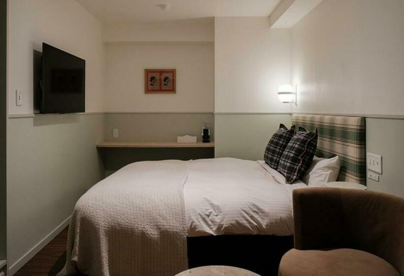 غرفة ديلوكس, Miss Morgan