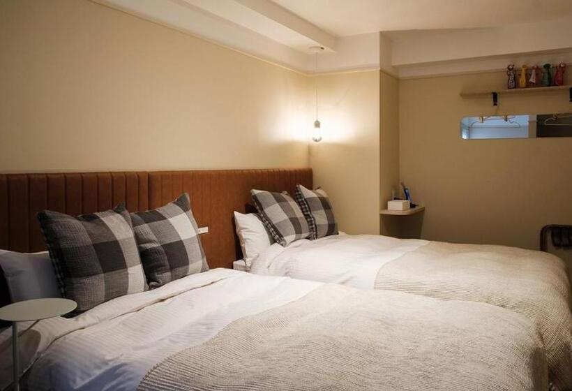 غرفة قياسية, Miss Morgan