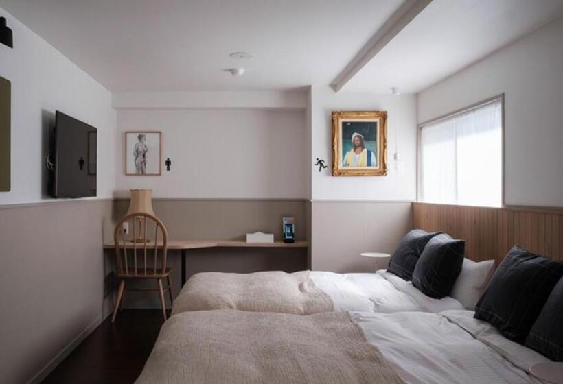 غرفة قياسية, Miss Morgan