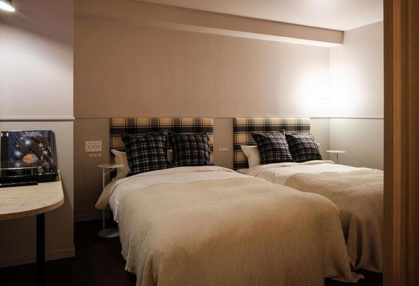 غرفة سوبيريور, Miss Morgan