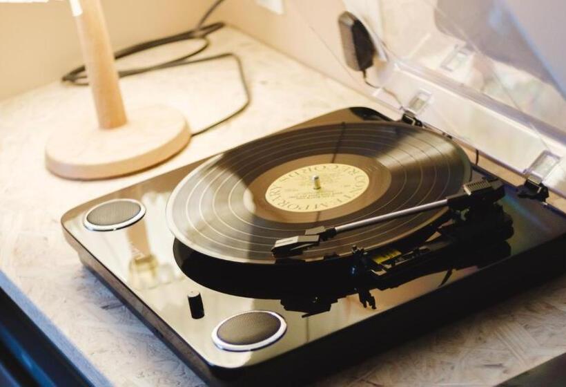 غرفة سوبيريور, Miss Morgan