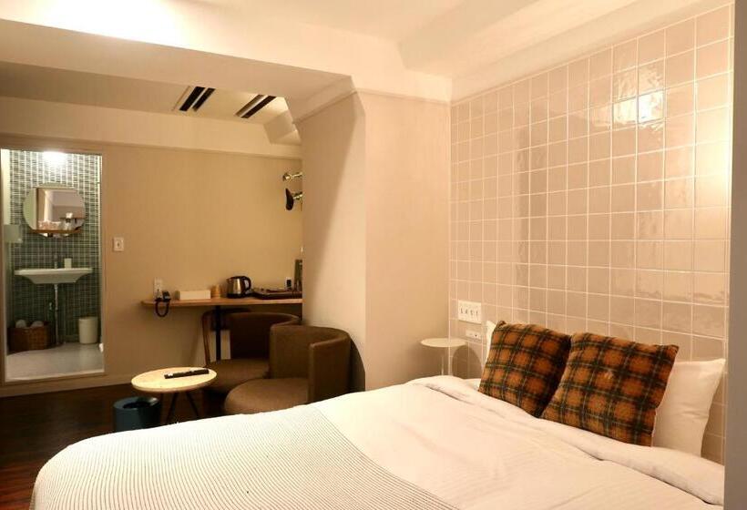 غرفة ديلوكس, Miss Morgan