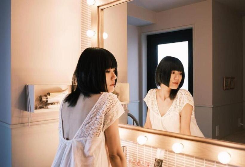 غرفة سوبيريور, Miss Morgan