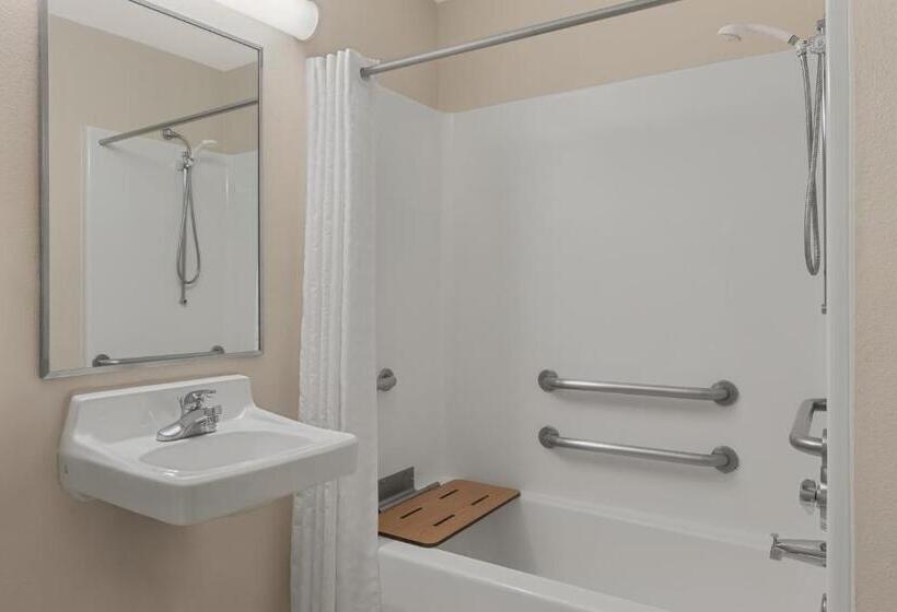 Номер Стандарт Адаптированный для Инвалидов, Candlewood Suites Raleigh Crabtree, An Ihg