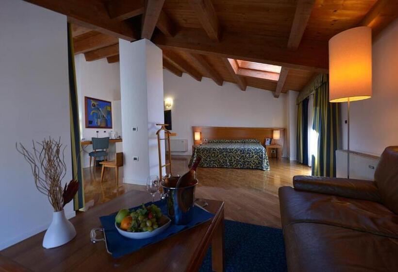 اتاق لوکس با چشمانداز, Ferrara