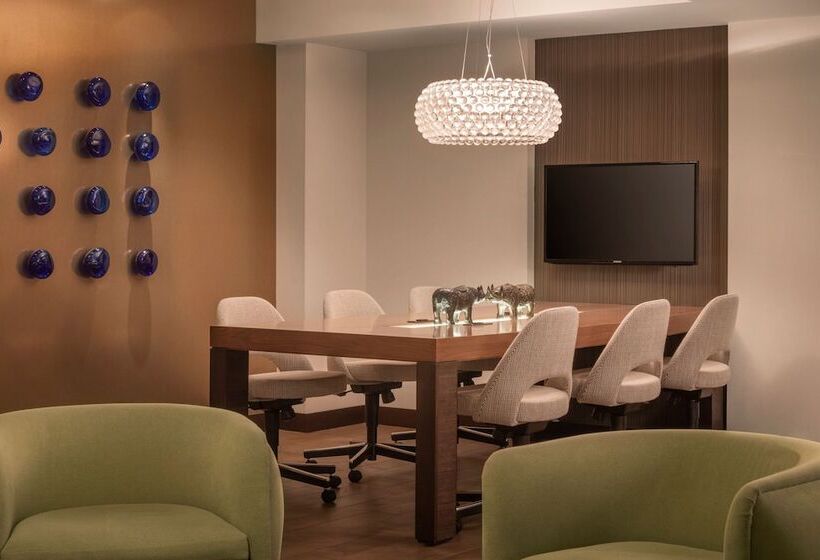 Номер Клуб, Renaissance Phoenix Downtown