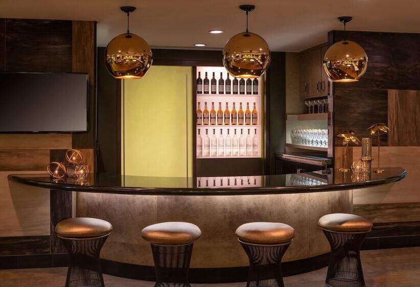 Номер Клуб, Renaissance Phoenix Downtown