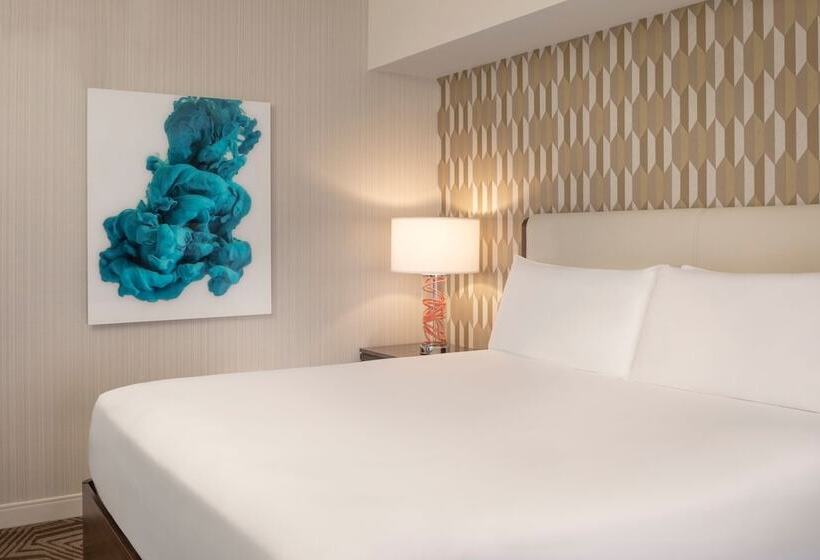 Номер Клуб, Renaissance Phoenix Downtown