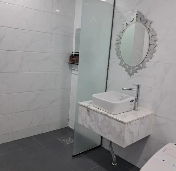 Cameră Deluxe, Idun