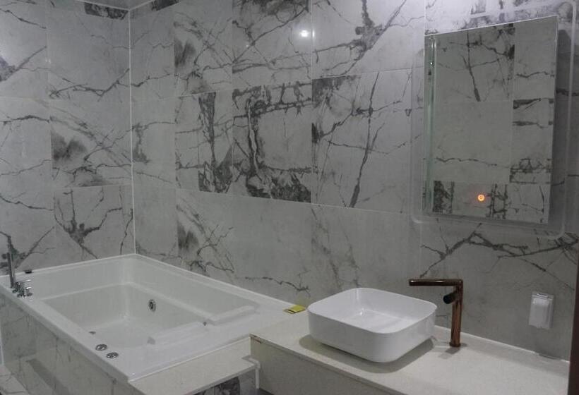 スタンダードトリプルルーム, Idun