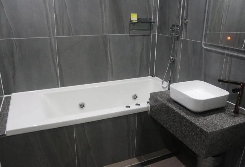 Cameră Triplă Standard, Idun