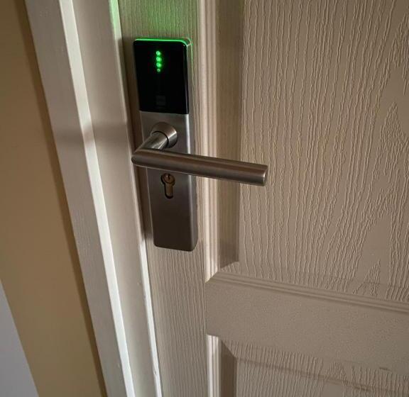 غرفة قياسية رباعية, Kamarás Ring House