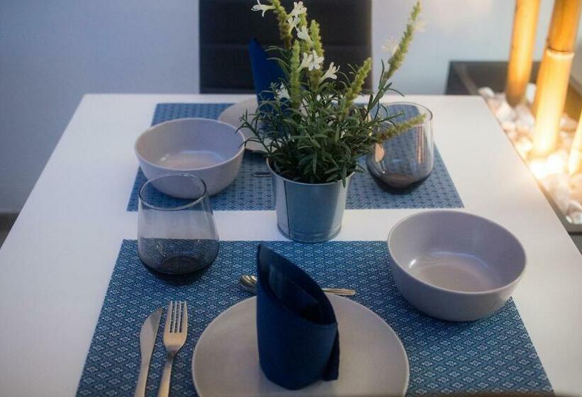 شقة غرفة واحدة, La Seconda Luna