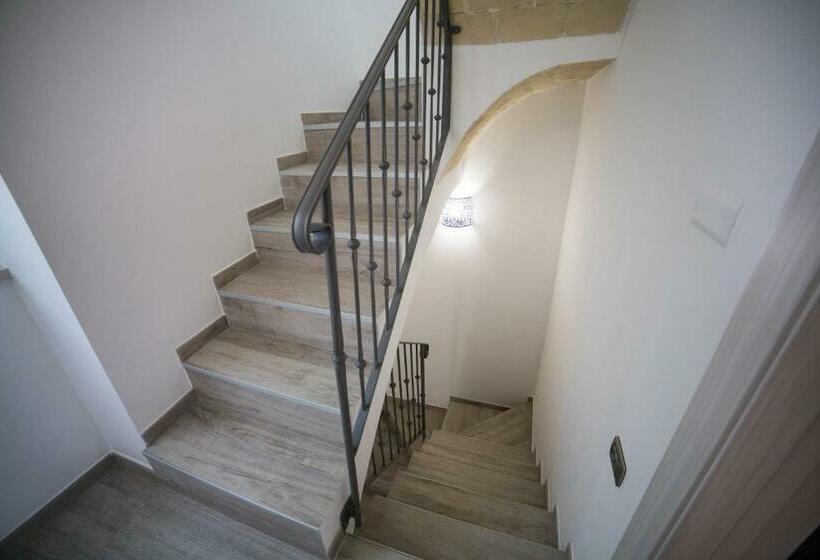 شقة غرفة واحدة, La Seconda Luna