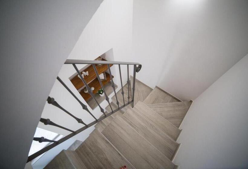 شقة غرفة واحدة, La Seconda Luna