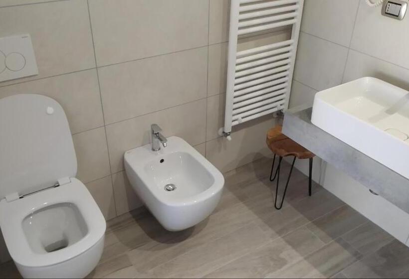 شقة غرفة واحدة, La Seconda Luna