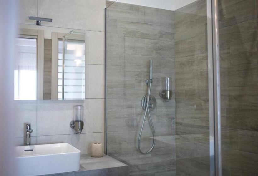 شقة غرفة واحدة, La Seconda Luna