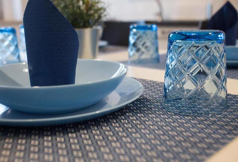 شقة غرفة واحدة, La Seconda Luna