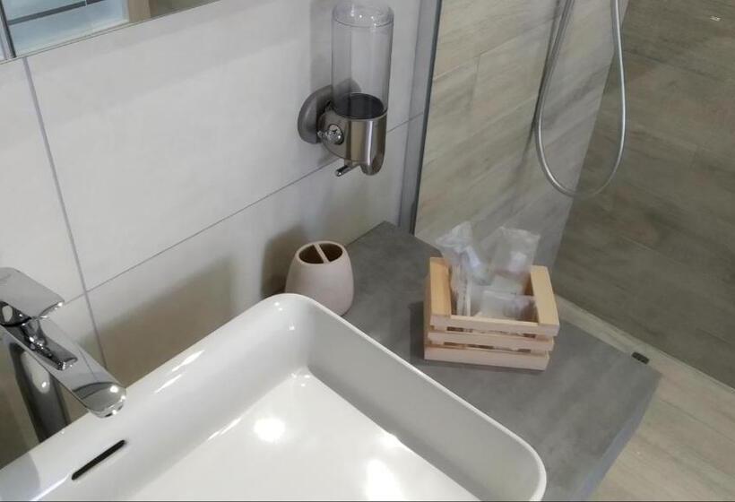 شقة غرفة واحدة, La Seconda Luna