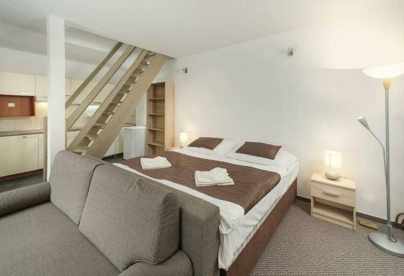 家庭套房, Na Staré Poště