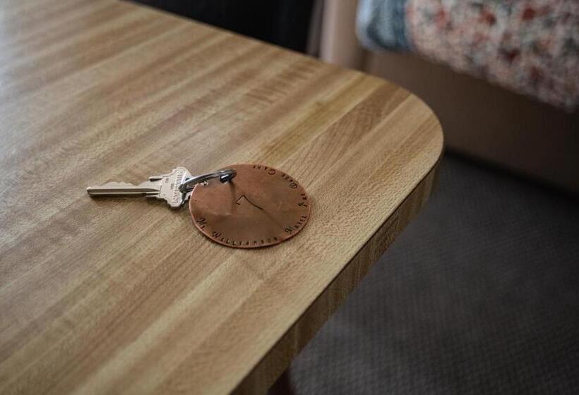 Люкс, Mt Williamson Motel And Basecamp