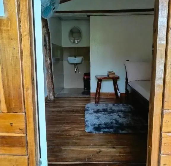 بانگلوی استاندارد, Mil's Hillside Tourist Inn