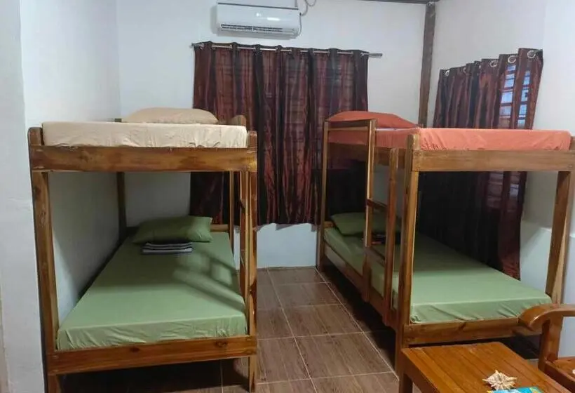 اتاق کلاسیک چهارنفره, Mil's Hillside Tourist Inn