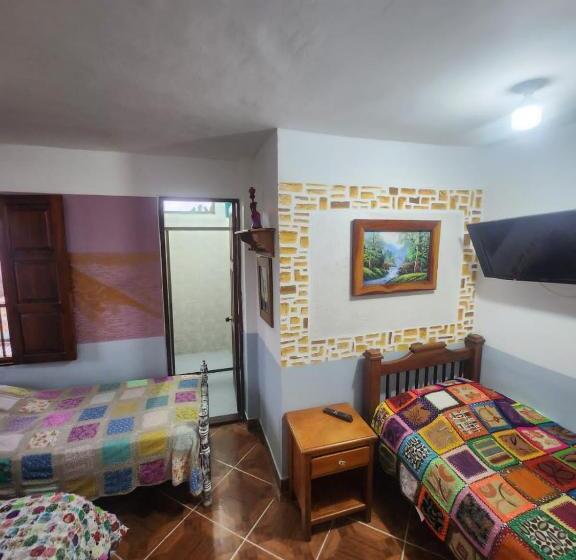 غرفة قياسية رباعية, Atenas Jericó