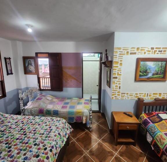 غرفة قياسية رباعية, Atenas Jericó