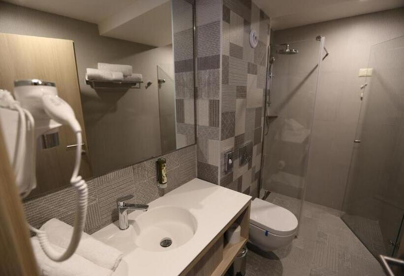 스탠다드 트리플 룸, Baril