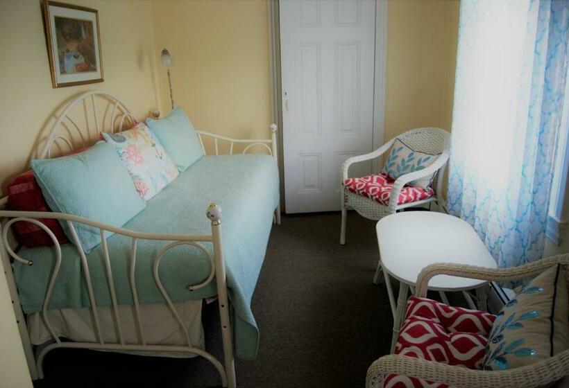 标准三人间, The Ocean House