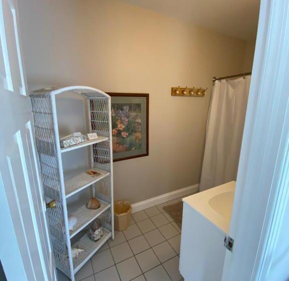 标准三人间, The Ocean House