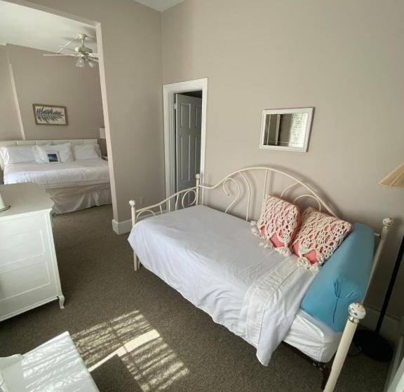 标准三人间, The Ocean House