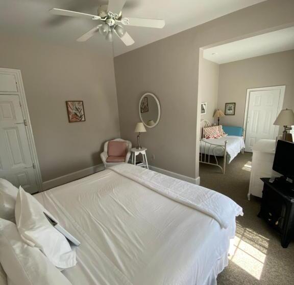 标准三人间, The Ocean House