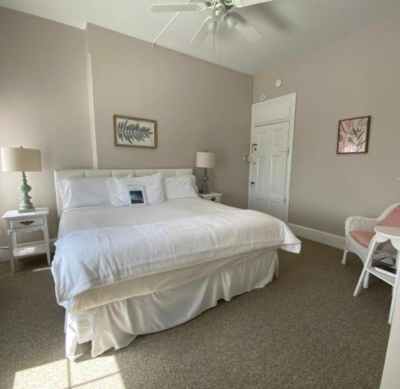 标准三人间, The Ocean House