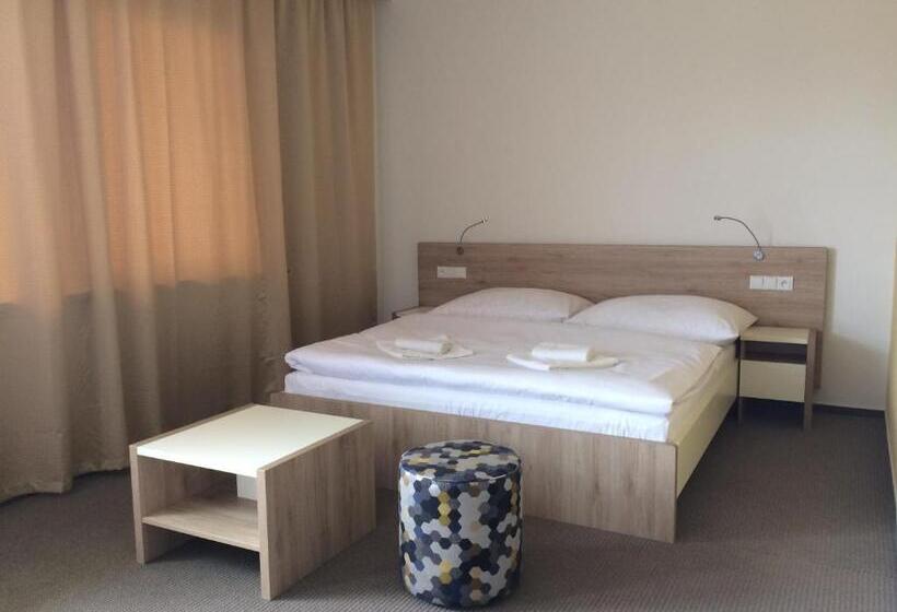 חדר דלוקס, Devítka