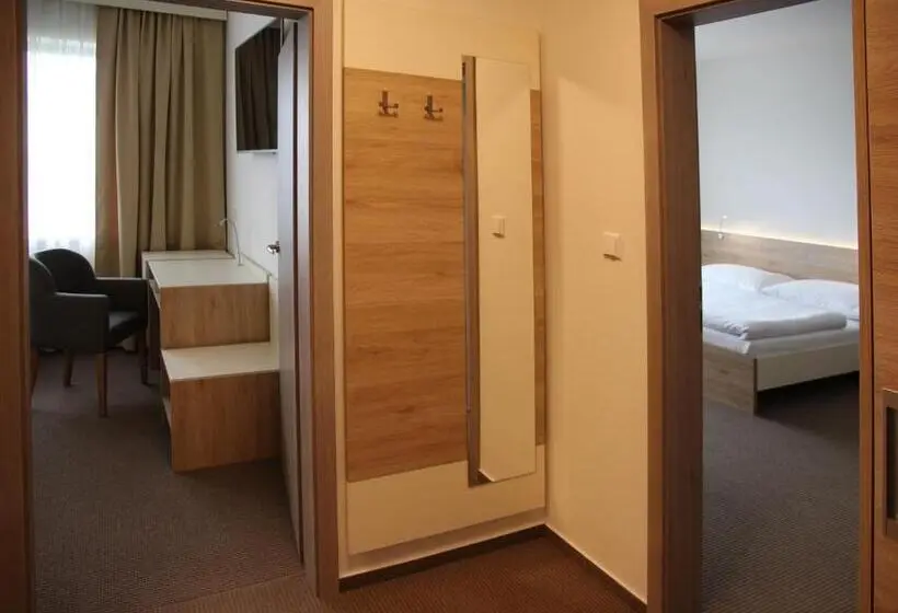 Quarto Familiar Deluxe, Devítka
